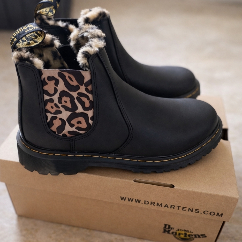 NIB Dr. Martens Leonore Chelsea Boots Black Fur Lined Leopard Elastic EU 37
